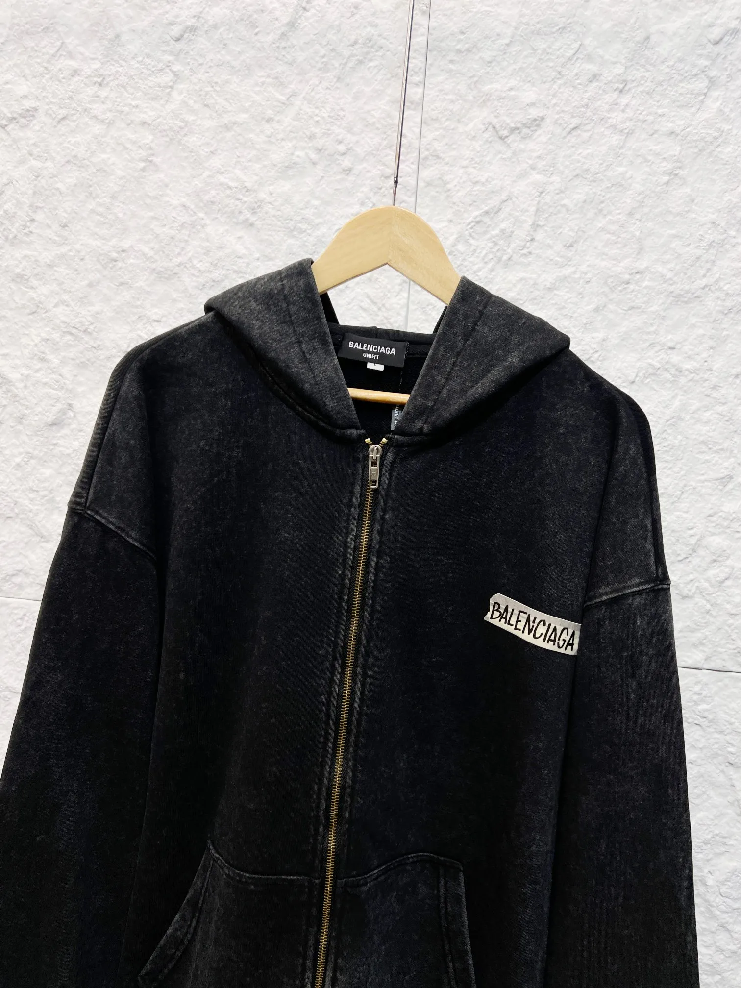 BALENCIAGA loose fit hooded zipper jacket (long-term large quantity in stock, will not be removed from the shelves) 350g Masking Tape Series, the pattern design prototype is graffiti-style Masking Tape (White tape printing) wrapped with masking tape. The letter pattern of the long strip of White tape on the back is the tape graffiti logo. Washed with fried snowflakes. Same Style hooded jacket for men and women. Color: Washed. Black. Sizes: S-2XL (Worry-free after-sales service)
